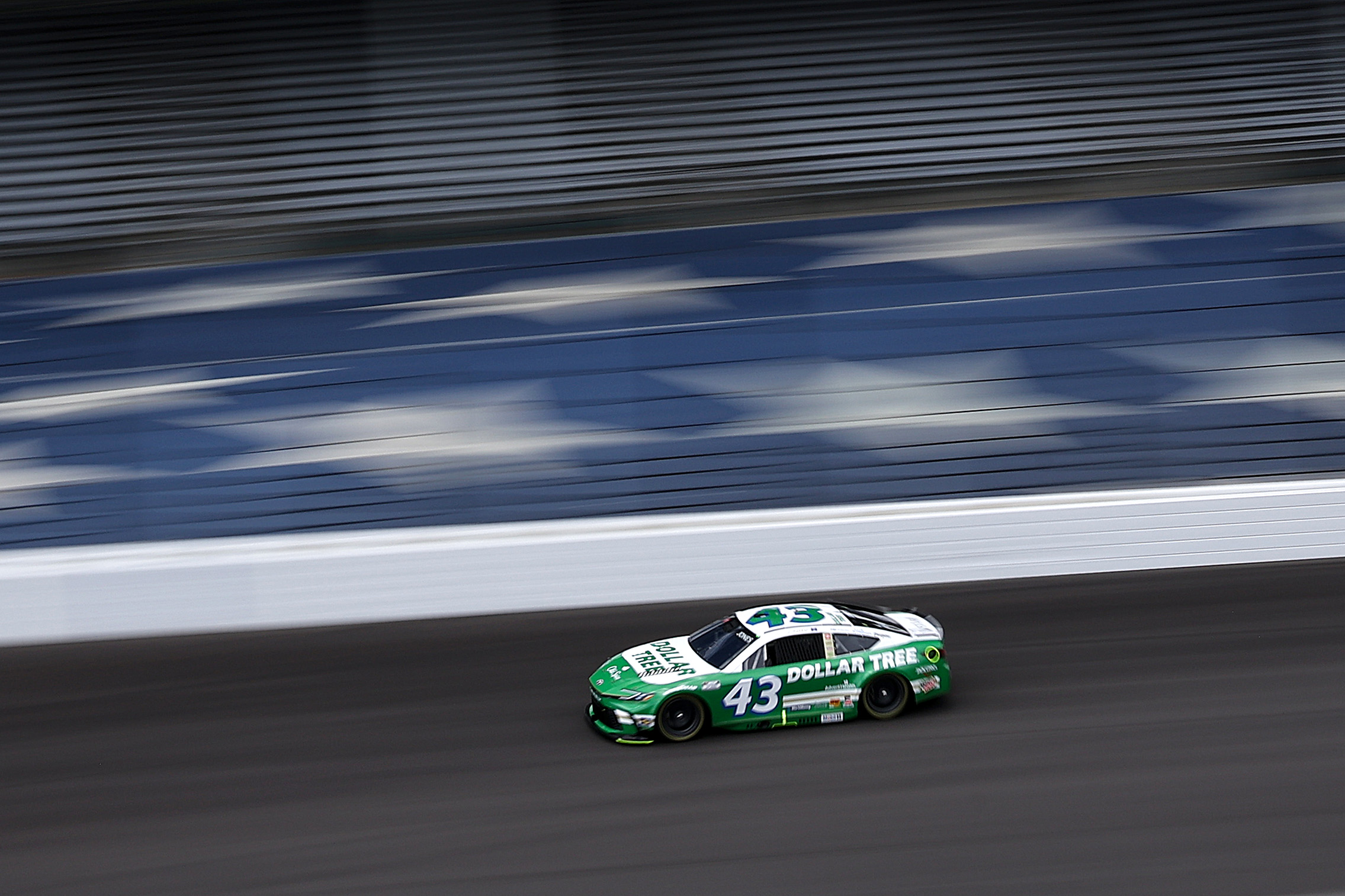 Erik Jones fährt Bestzeit im ersten Training zum Dollar Tree 301
