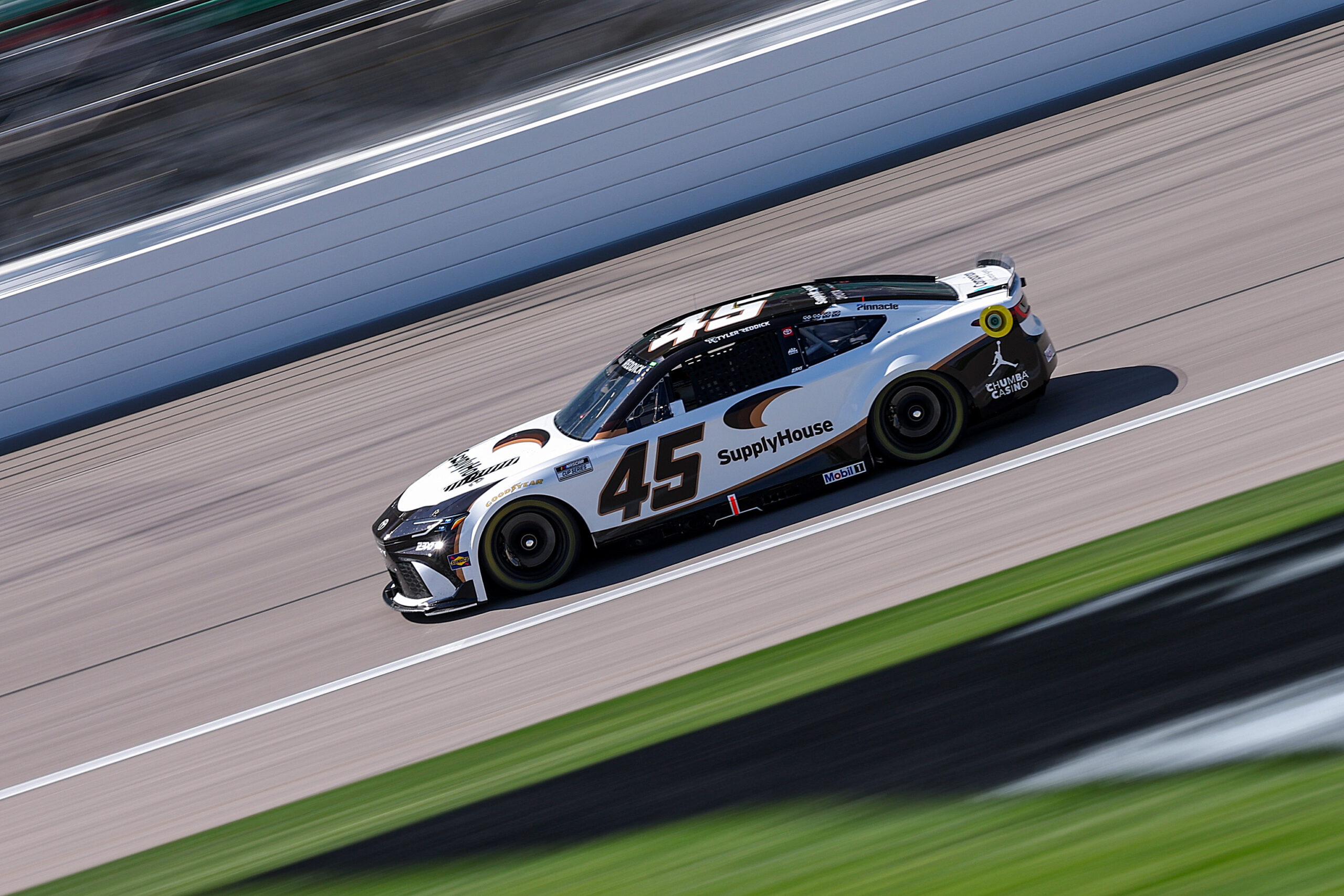 Reddick schnappt sich die Pole in Loudon, Logano rutscht ab ins Mittelfeld