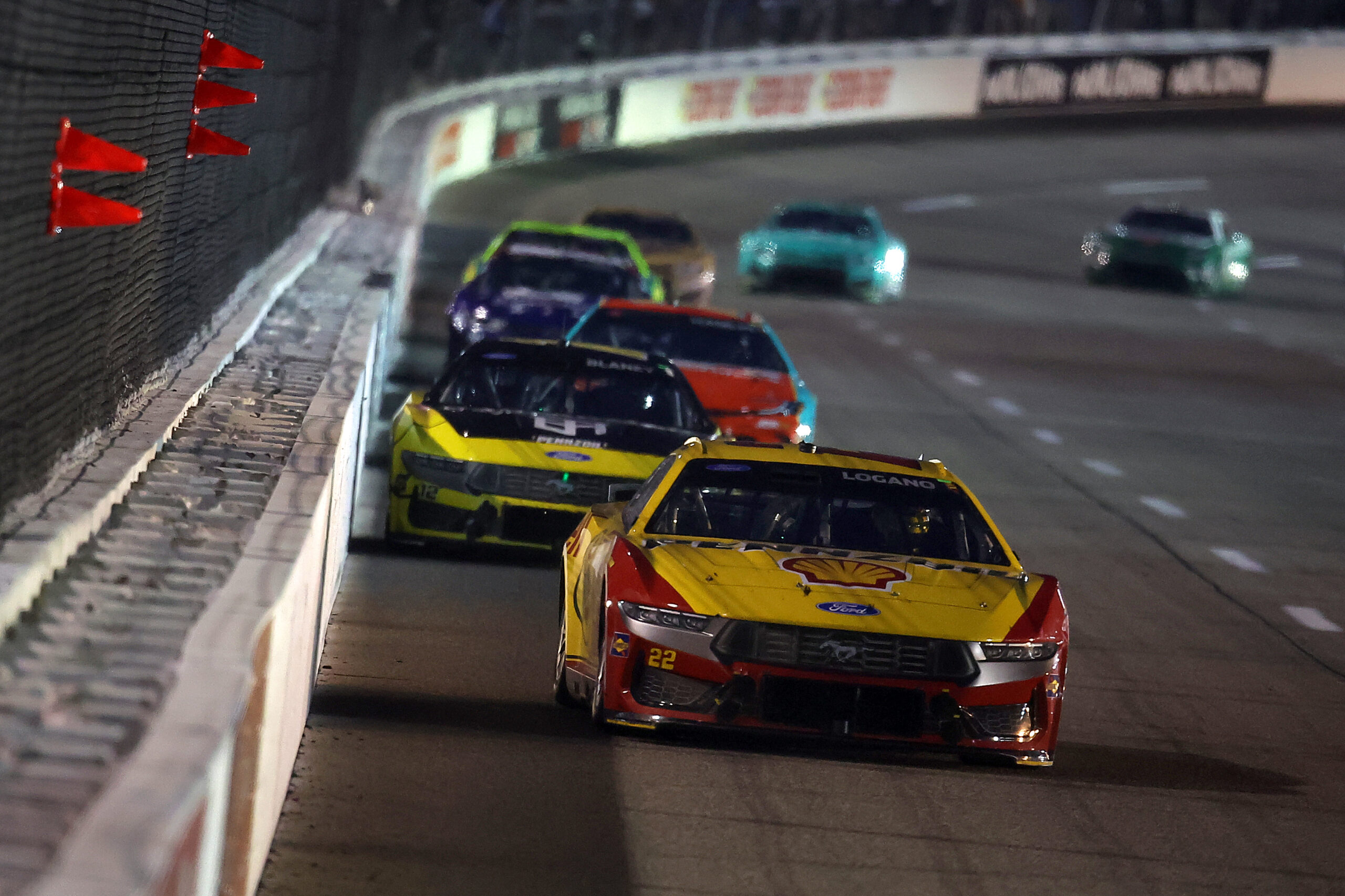 Logano hält Briscoe stand: Penske dominiert die Cook Out 400 in Richmond