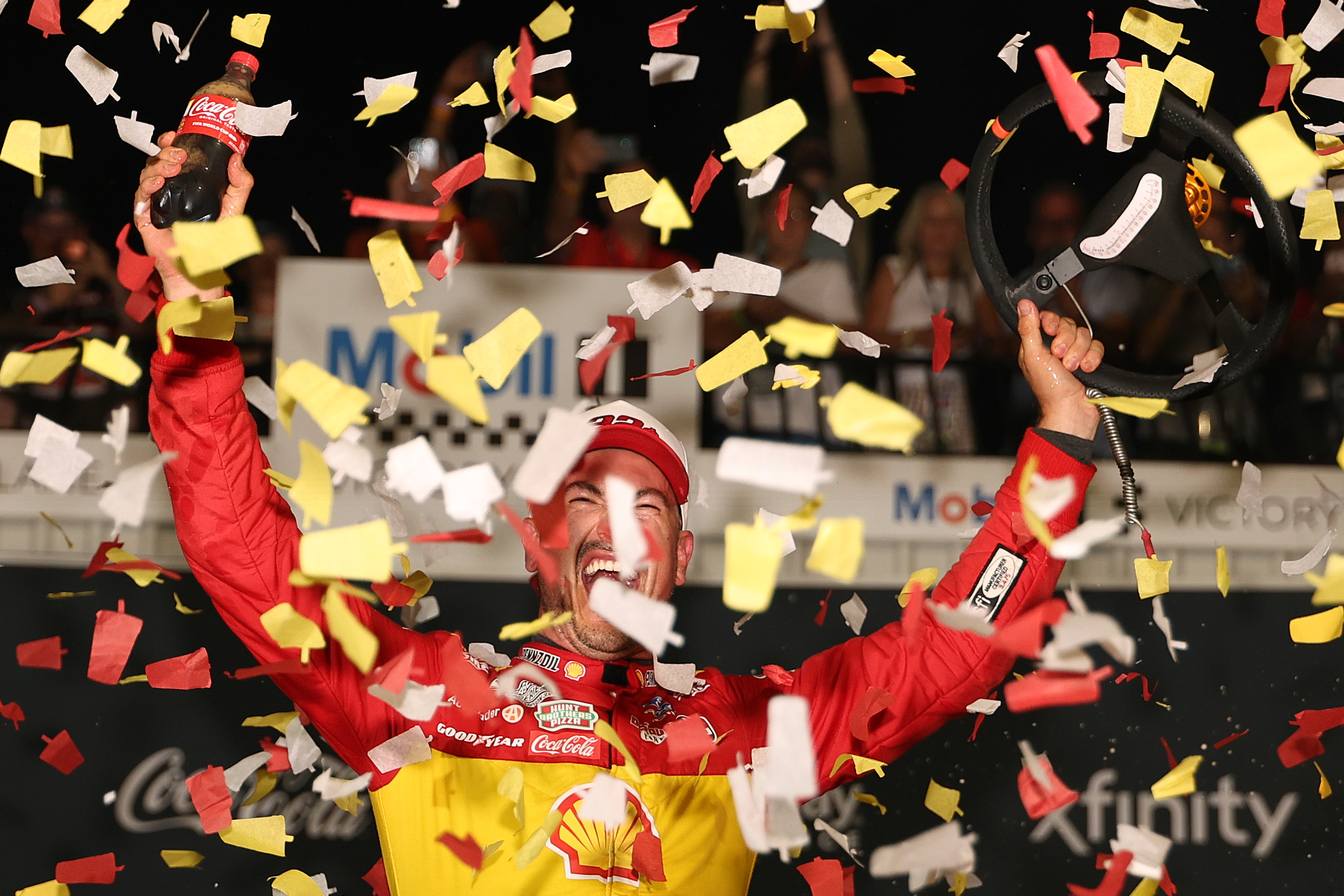 Logano fährt auf frischen Reifen an Bell und Briscoe vorbei und holt sich die Cook Out 400