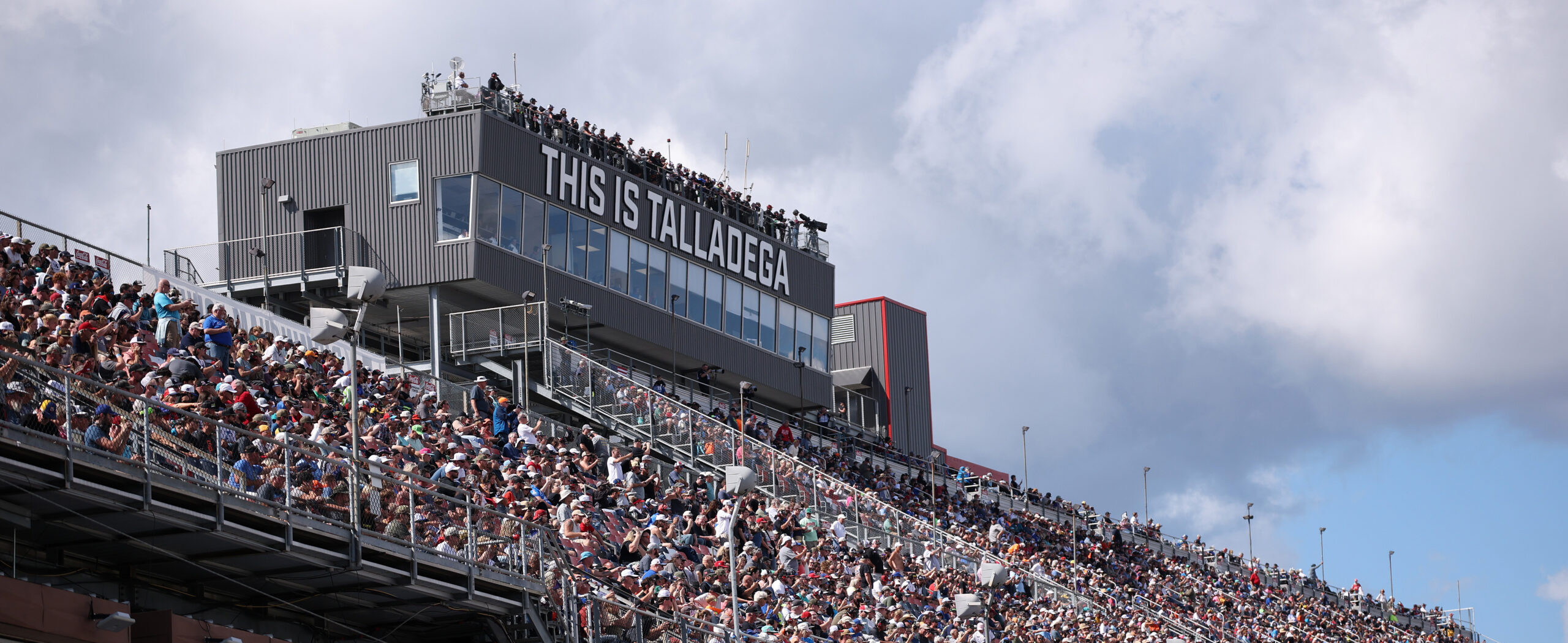 YellaWood 500: cinque punti separano Larson e Bell alla vigilia di Talladega