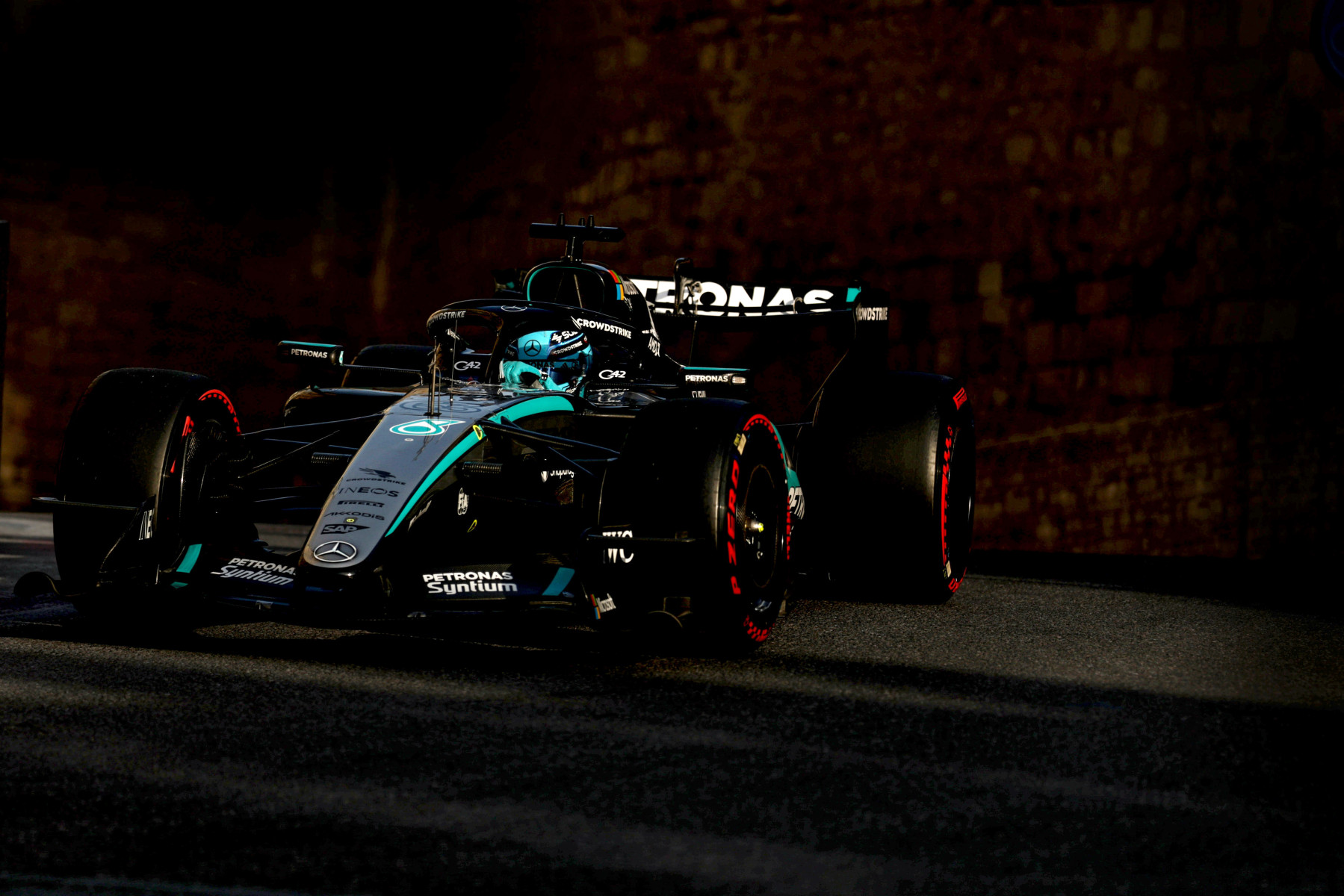 Russell Dominates Pole in Baku, Antonelli Out After Q1 Crash