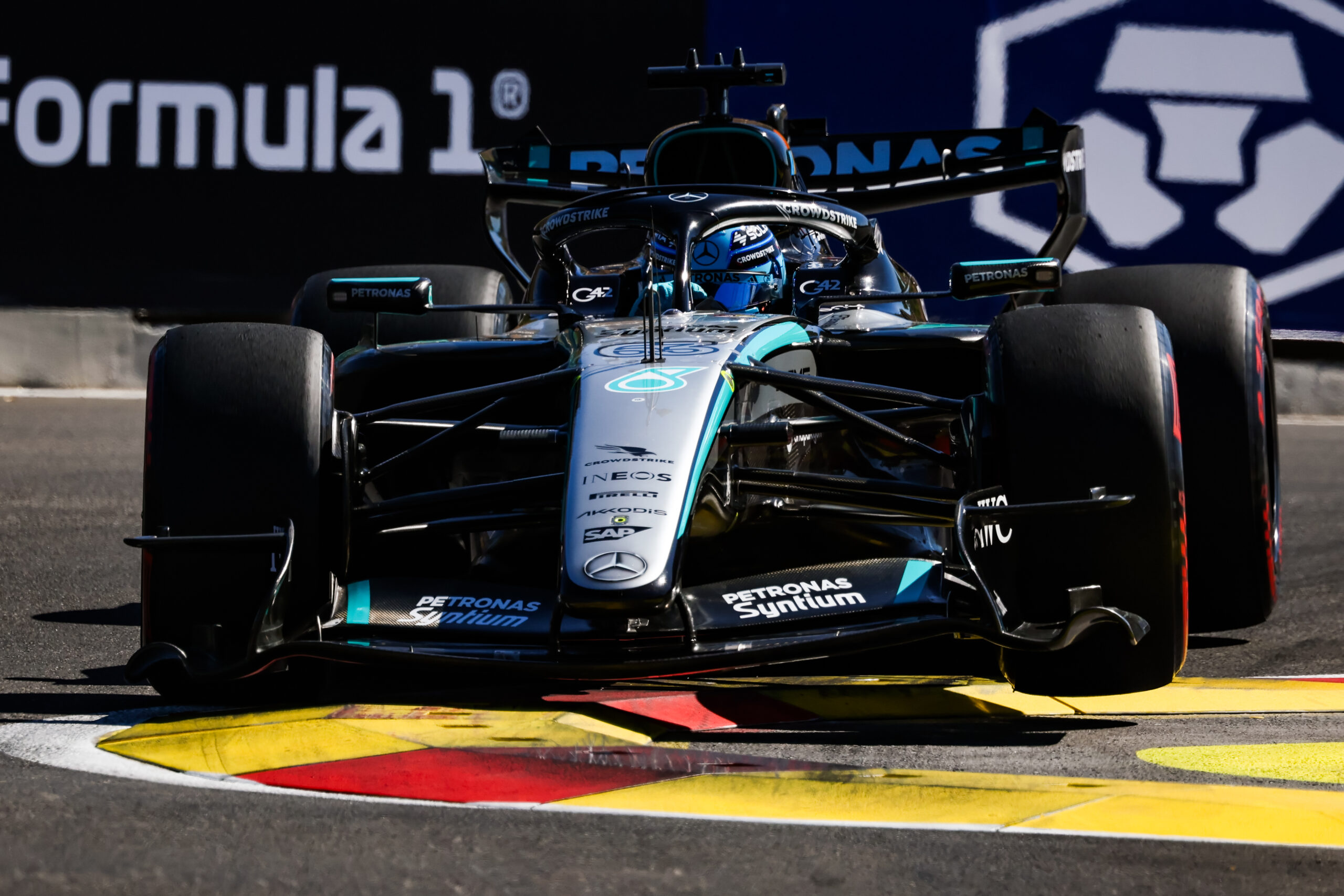 Mercedes doppelt in Baku: Russell und Antonelli dominieren zweites Training