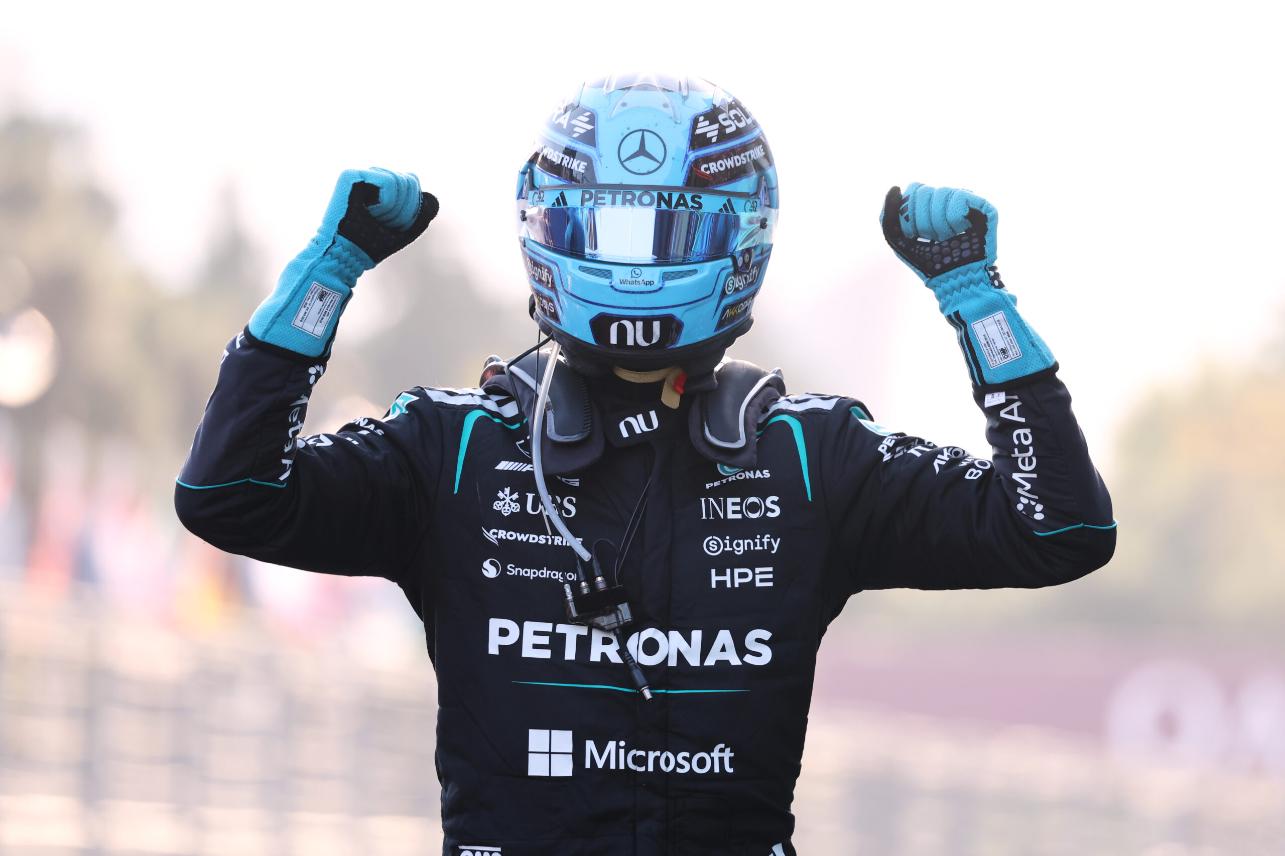 Russell se mantiene ante la acometida de Verstappen, Antonelli salva el liderato entre el caos de Bakú