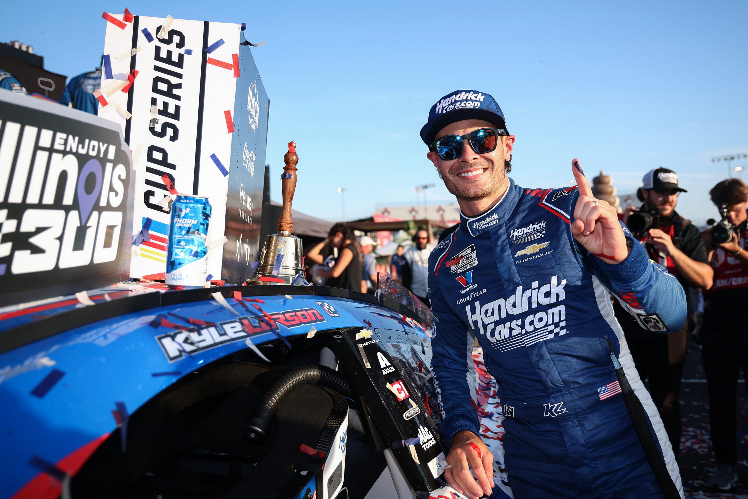 Rain halts Bristol qualifying: Kyle Larson claims the pole