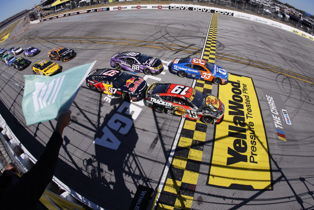 TALLADEGA, ALABAMA, 25 DE OUTUBRO: Chase Briscoe, piloto do Toyota #19 da Bass Pro Shops, lidera o pelotão rumo à bandeira verde na largada da YellaWood 500 da NASCAR Cup Series no Talladega Superspeedway, em 25 de outubro de 2026, em Talladega, Alabama. (Foto de Sean Gardner/Getty Images)