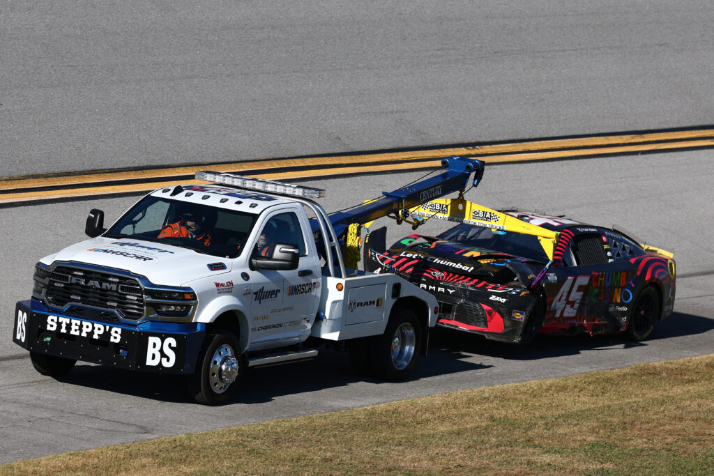 TALLADEGA, ALABAMA, 25 DE OUTUBRO: O Toyota #45 da Chumba Casino, pilotado por Tyler Reddick, é rebocado após um incidente na pista durante a YellaWood 500 da NASCAR Cup Series no Talladega Superspeedway, em 25 de outubro de 2026, em Talladega, Alabama. (Foto de Karl Anderson/Getty Images)