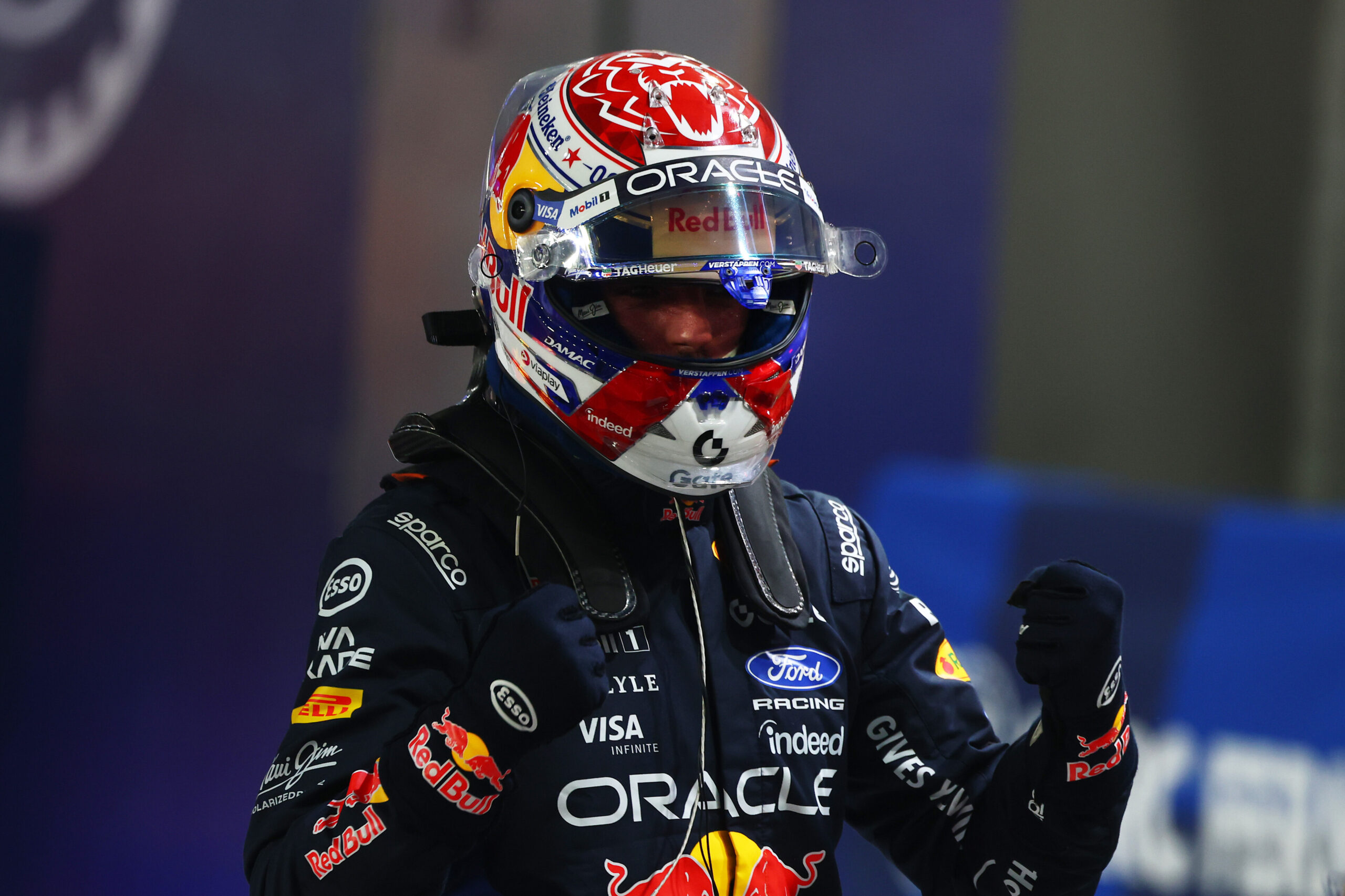 Verstappen holt seine erste Pole in Marina Bay, Russell muss von hinten starten