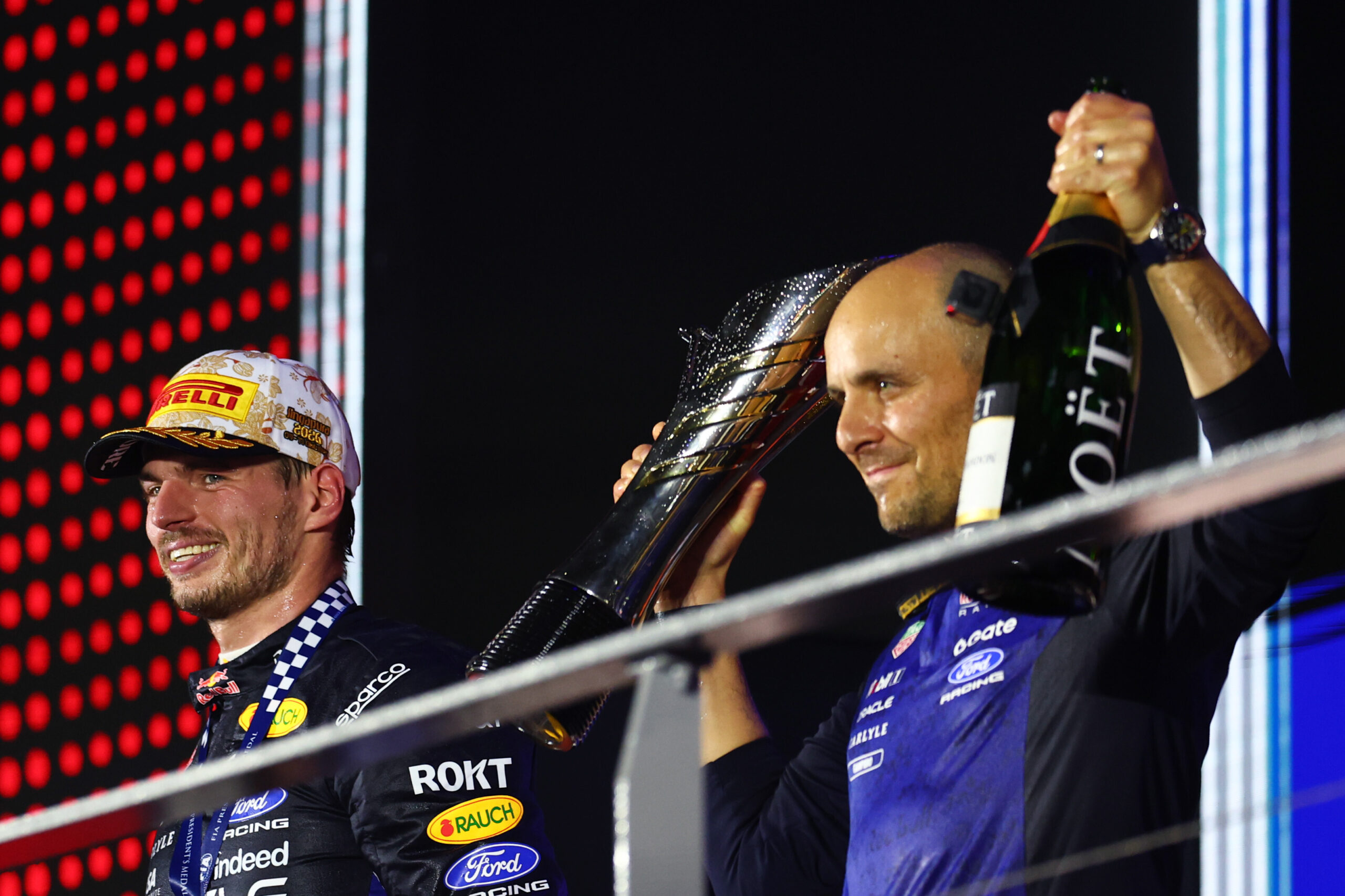 La vittoria di Verstappen a Singapore: Un successo dalla partenza al traguardo tra radio silenziate e batterie difettose