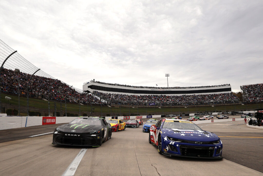 William Byron, pilota della Chevrolet #24 Cincinnati, e Ty Gibbs, pilota della Toyota #54 Monster Energy, guidano il gruppo in un giro dietro la pace car prima della Xfinity 500 della NASCAR Cup Series al Martinsville Speedway, il 26 ottobre 2025 a Martinsville, in Virginia. (Foto di Jared C. Tilton/Getty Images)