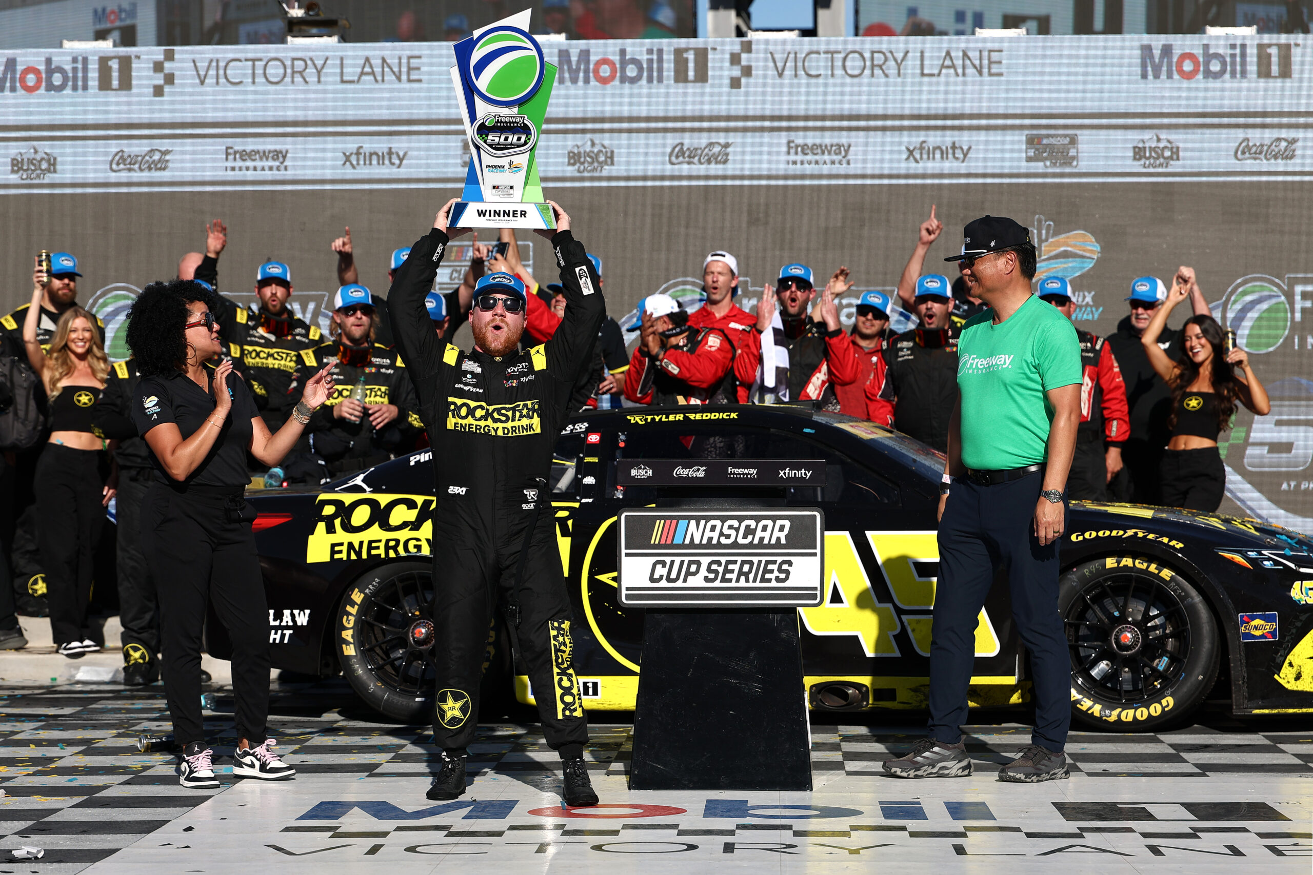 Tyler Reddick vince il Freeway Insurance 500 dopo una manovra a quattro in Phoenix